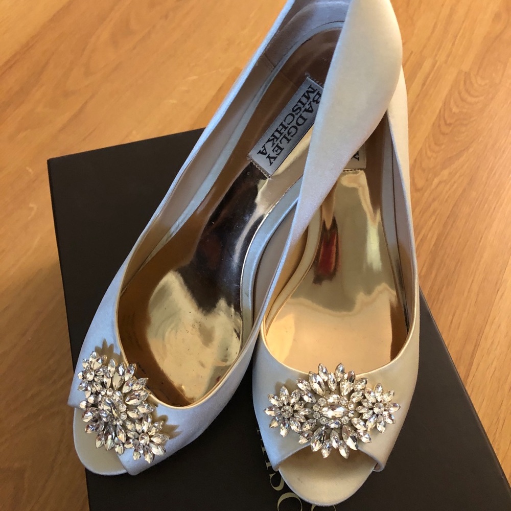 Badgley Mischka 'Nakita' Kitten Heel Peep Toe Pump